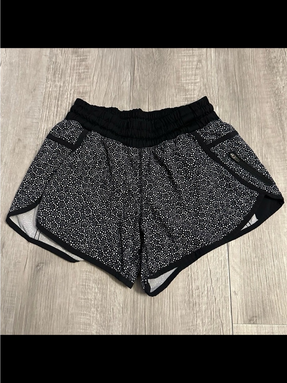 Lululemon Tracker Shorts Freckle Flower (Size 6)